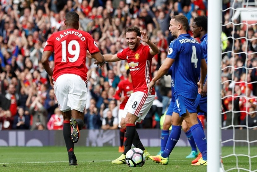 Gelandang Manchester United Juan Mata (tengah) merayakan golnya bersama rekannya Marcus Rashford.