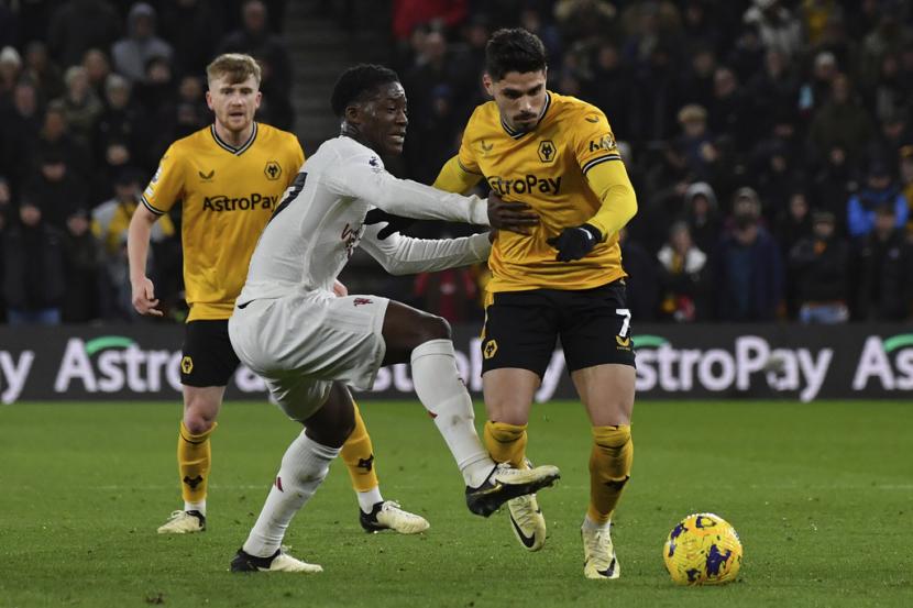 Gelandang Manchester United Kobbie Mainoo (tengah) dalam laga melawan Wolverhampton Wanderers di Liga Primer Inggris.