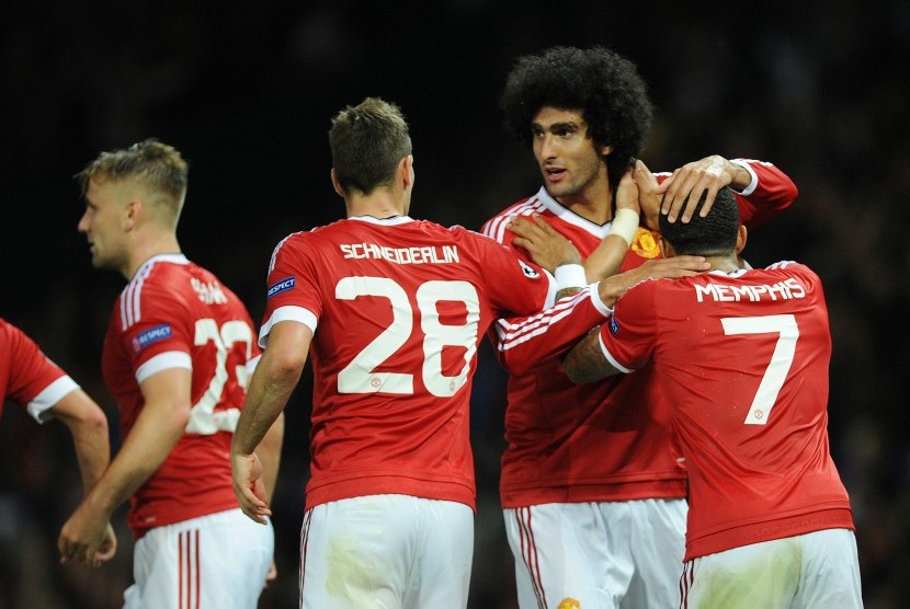 Gelandang Manchester United, Marouane Fellaini (kedua kanan).