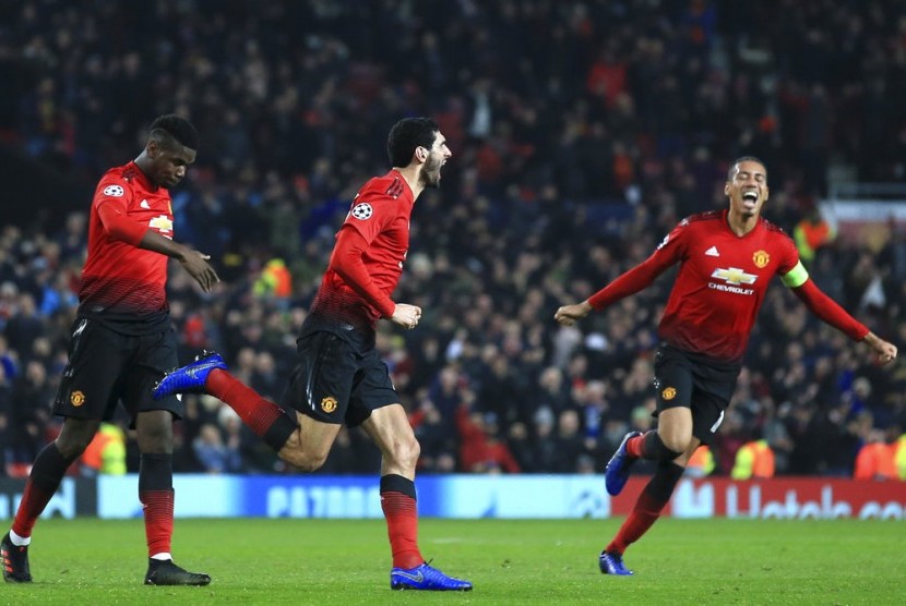 Gelandang Manchester United Marouane Fellaini (tengah) merayakan gol yang dicetaknya ke gawang Young Boys dalam lanjutan Liga Champions.