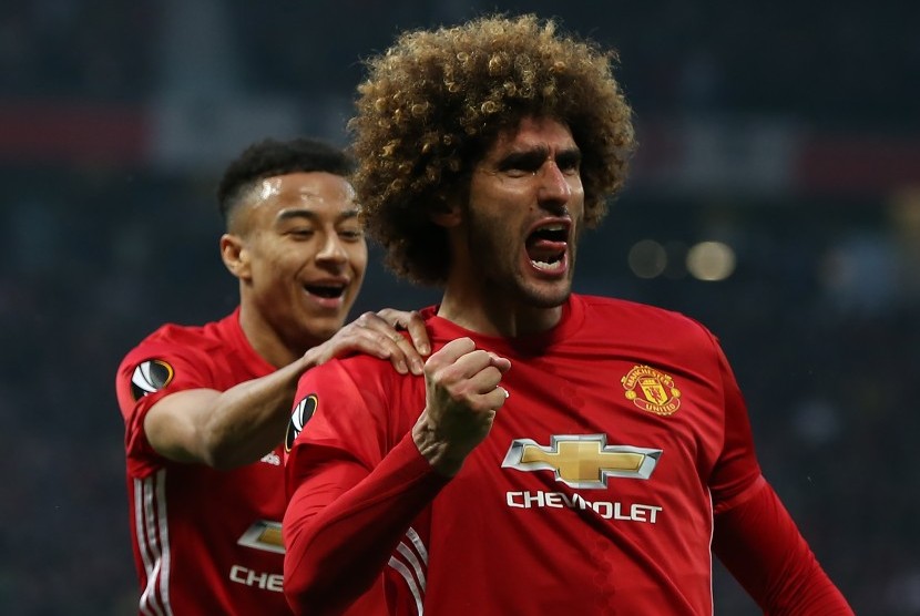  Gelandang Manchester United, Marouane Fellaini (tengah) merayakan golnya ke gawang Celta Vigo pada semifinal Liga Europa di Old Trafford, Jumat (12/5) dini hari WIB. United berhasil melaju ke babak final.