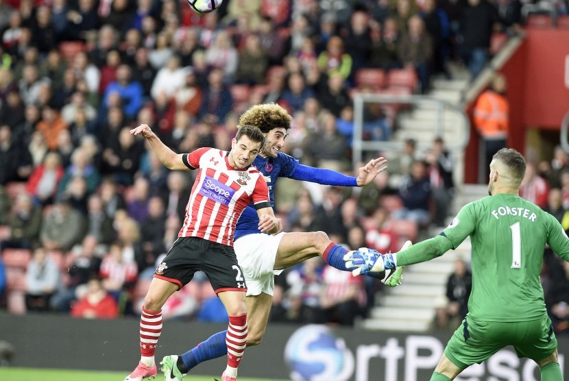 Gelandang Manchester United, Marouane Fellaini (tengah) pada laga Liga Primer lawan Southampton di Stadion St Marys, Rabu (17/5). Fellaini menderita cedera pada laga ini.