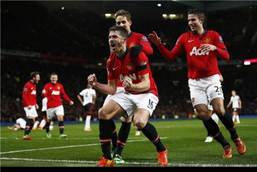 Gelandang Manchester United, Michael Carrick (kiri), melakukan selebrasi usai menjebol gawang Fulham dalam laga Liga Primer Inggris di Old Trafford, Manchester, Ahad (9/2). 