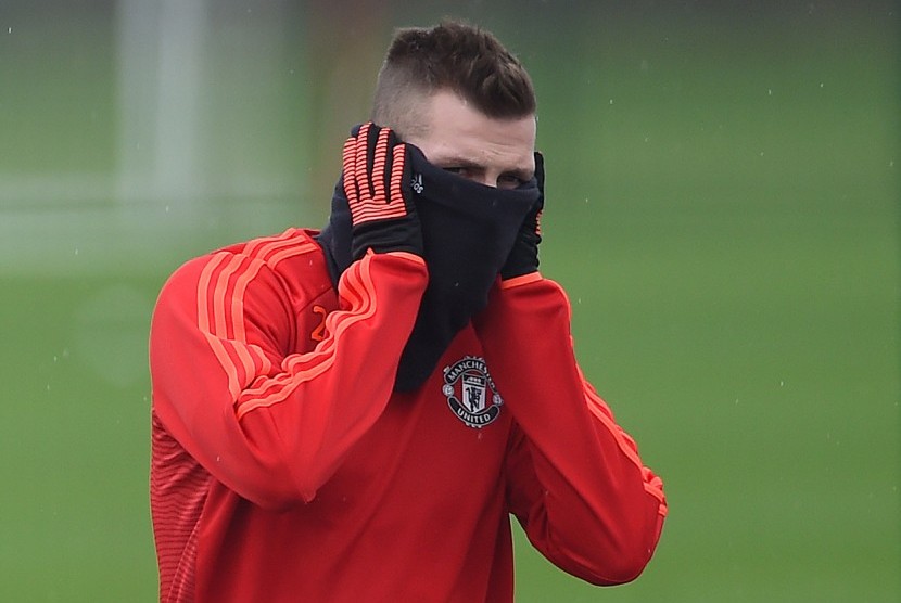 Gelandang Manchester United, Morgan Schneiderlin dalam sebuah sesi latihan bersama klubnya di Manchester pada November 2015. Schneiderlin dilaporkan siap hengkang lantaran kini sering menjadi cadangan.