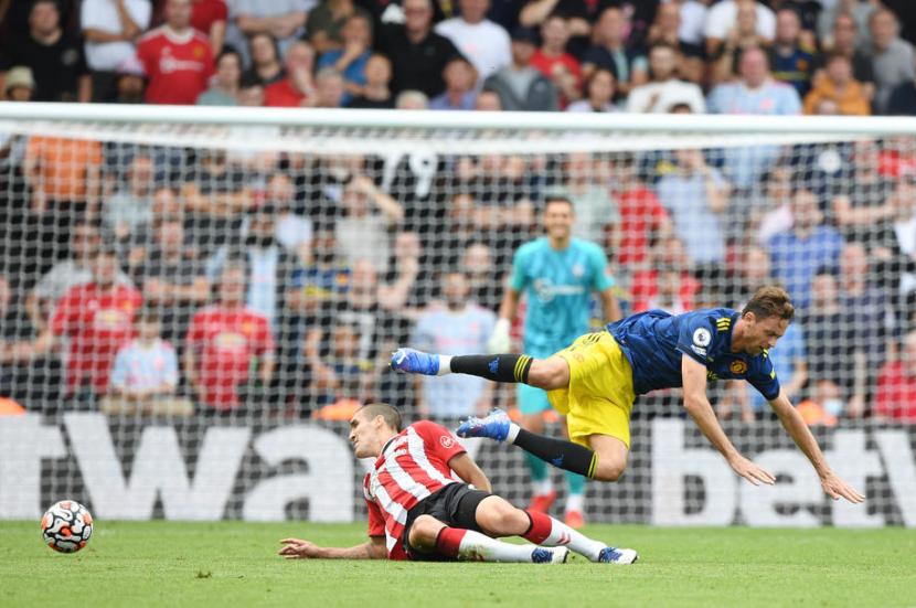Gelandang Manchester United (MU) Nemanja Matic (kanan) berjibaku dengan pemain Southampton Oriel Romeu. MU ditahan imbang Southampton 1-1 dalam pertandingan Liga Primer Inggris, Ahad (22/8).