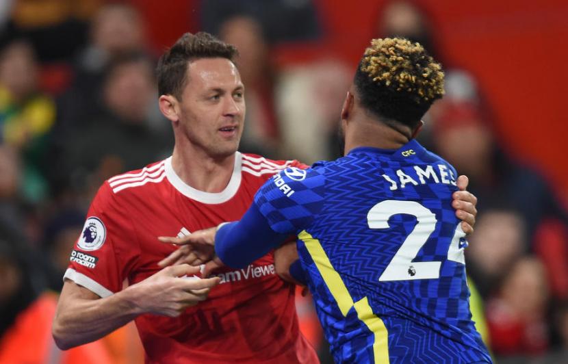 Gelandang Manchester United (MU) Nemanja Matic (kiri) saat bersitegang dengan pemain Chelsea Reece James.