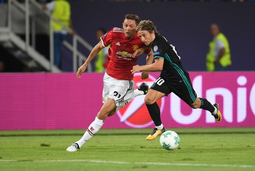 Gelandang Manchester United, Nemanja Matic (kiri) berebut bola dengan gelandang Real Madrid, Luka Modric pada laga Piala Super Eropa di Arena Phillip II, Skopje, Makedonia, Rabu (9/8) dini hari WIB.