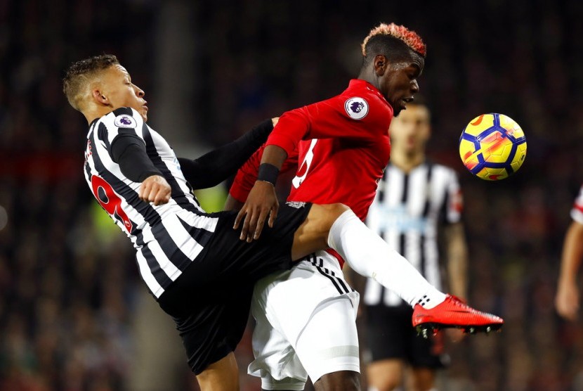 Gelandang Manchester United, Paul Pogba (kanan) beraksi pada laga Liga Primer lawan Newcastle di Old Trafford, Ahad (19/11) dini hari WIB. United menang 4-1 pada laga ini.