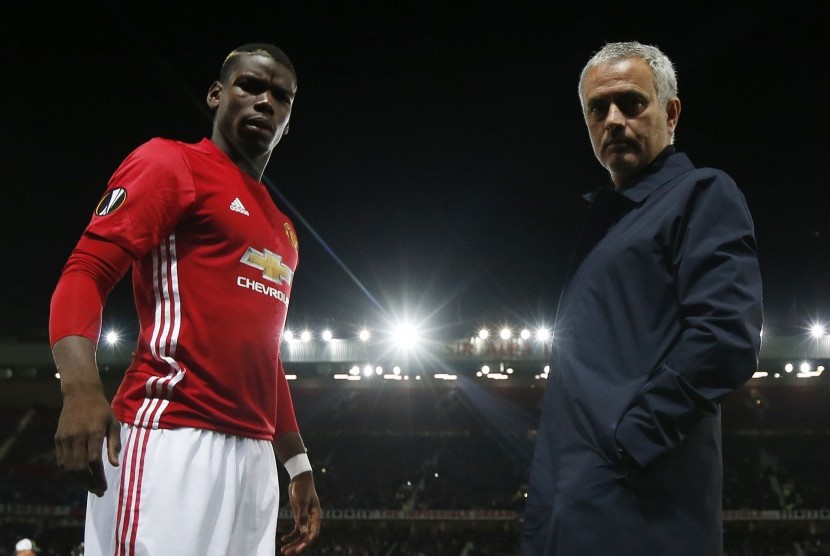 Gelandang Manchester United, Paul Pogba (kiri) berpose bersama Jose Mourinho. 