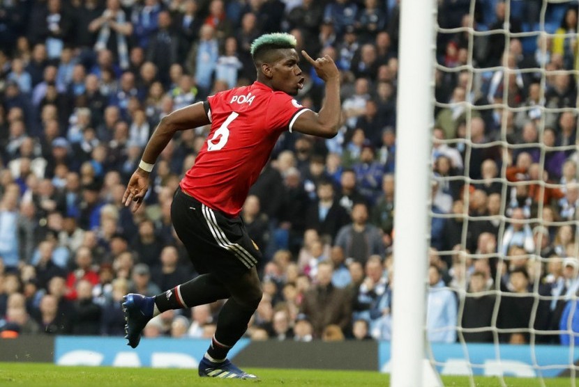 Gelandang Manchester United Paul Pogba merayakan golnya ke gawang Manchester City.