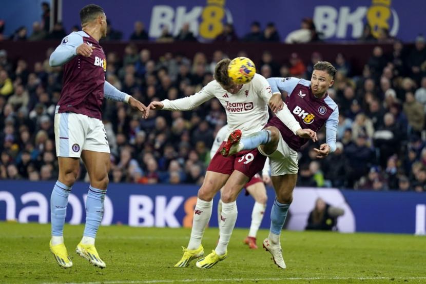 Gelandang Manchester United Scott McTominay mencetak gol ke gawang Aston Villa dalam lanjutan Liga Primer Inggris.