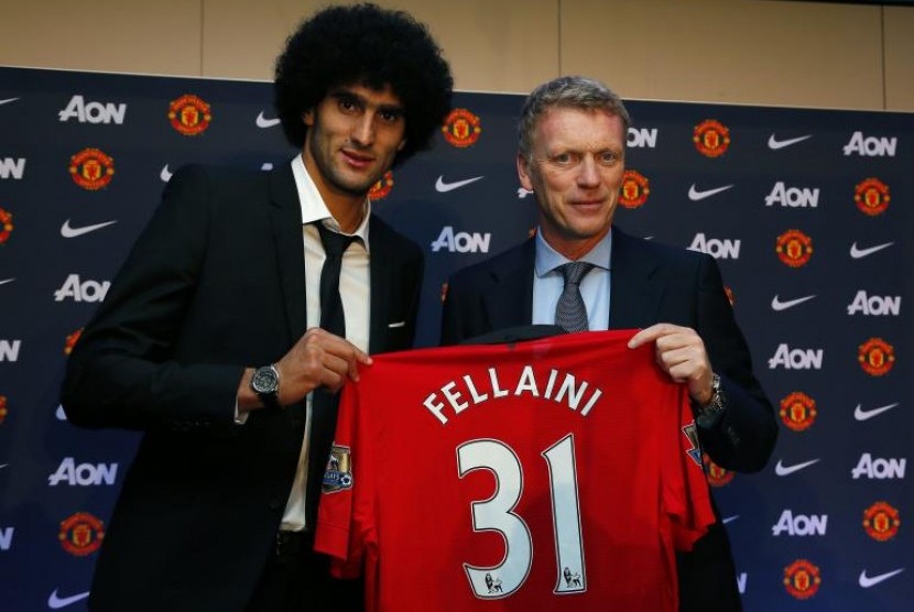 Gelandang Marouane Fellaini.