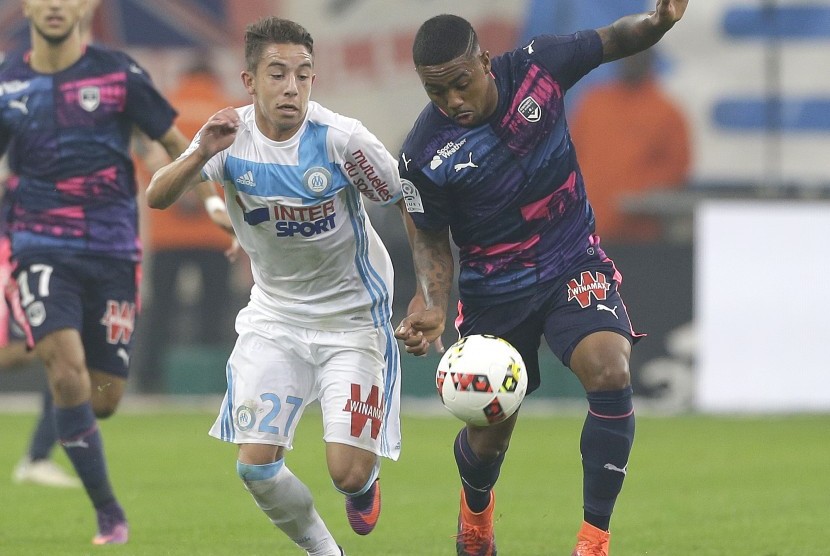 Gelandang Marseille, Maxime Lopez (kiri) berebut bola dengan striker Bordeaux, Malcom pada  laga League One di stadion Velodrome, Marseille, akhir Oktober 2016. Lopez tengah diincar oleh Liverpool.