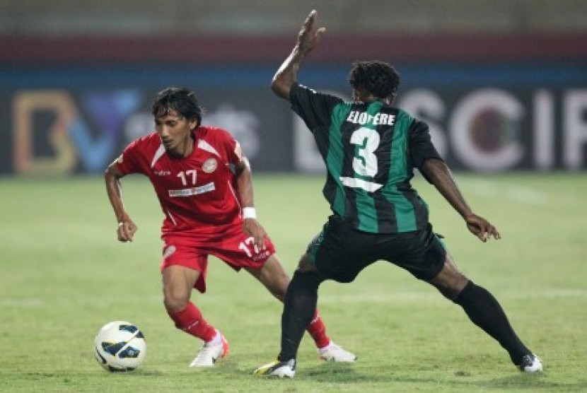 Gelandang Martapura FC Ismail Marzuki (kiri) berusaha melewati adangan bek Persiwa Wamena Robert H Elopere dalam semifinal Divisi Utama Liga Indonesia 2014 di Gelora Delta Sidoarjo, Jatim, Senin (24/11).