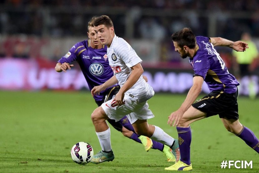 Gelandang Mateo Kovacic dikawal dua pemain Fiorentina.