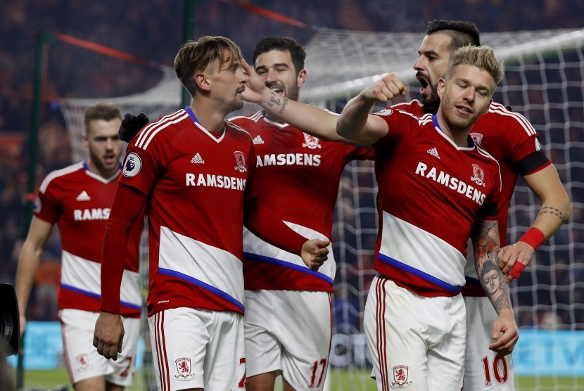 Gelandang Middlesbrough, Gaston Ramirez (kiri) merayakan gol ke gawang Hull City bersama rekan-rekannya pada laga Liga Primer di stadion Riverside, Senin (5/12). Middlesbrough menang tipis, 1-0.