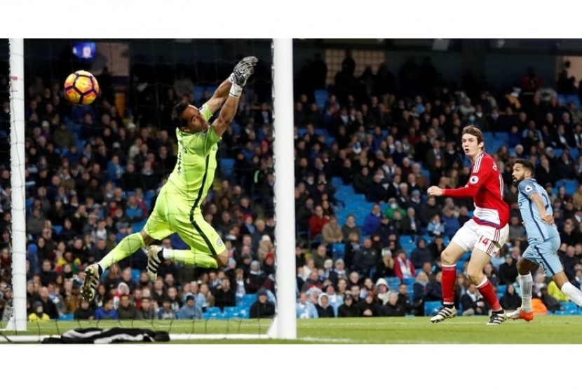 Gelandang Middlesbrough Marten de Roon (baju merah) mencetak gol penyama kedudukan ke gawang Manchester City. The Boro menahan City 1-1 di Stadion Etihad, Sabtu (5/11).