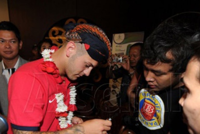 Gelandang muda Arsenal Jack Wilshere terlihat mengenakan blangkon saat berjumpa dengan fans Arsenal di Indonesia.