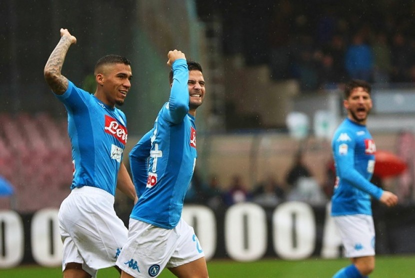 Gelandang Napoli Allan (kiri) merayakan golnya.