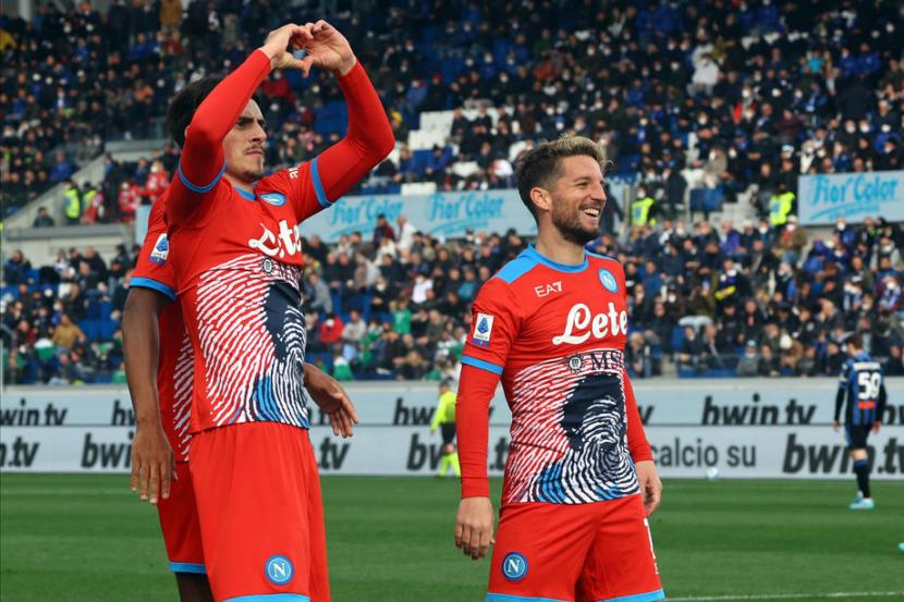Gelandang Napoli, Eljif Elmas (kiri) merayakan gol bersama rekan setim pada laga Serie A melawan Atalanta di Gewiss Stadium, Ahad (3/4/2022). Napoli menang 3-1.