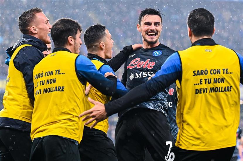 Gelandang Napoli Eljif Elmas (tengah) melakukan selebrasi setelah mencetak gol ke gawang Sampdoria pada lanjutan Liga Italia Serie A, Senin (9/1/2023).