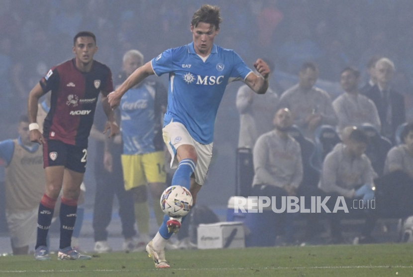 Gelandang Napoli Scott McTominay beraksi saat melawan Cagliari pada pertandingan sepak bola Serie A Liga Italia di Stadion Diego Armando Maradona, Napoli, Sabtu (24/5/2025) dini hari WIB.