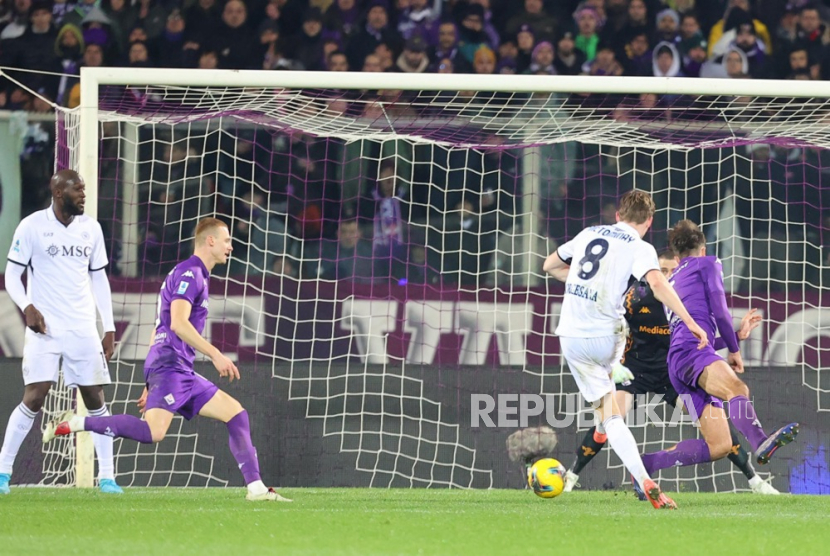 Gelandang Napoli Scott McTominay mencetak gol ke gawang Fiorentina pada pertandingan sepak bola Serie A Liga Italia di Stadion Artemio Franchi, Florence, Ahad (5/1/2025) dini hari WIB.