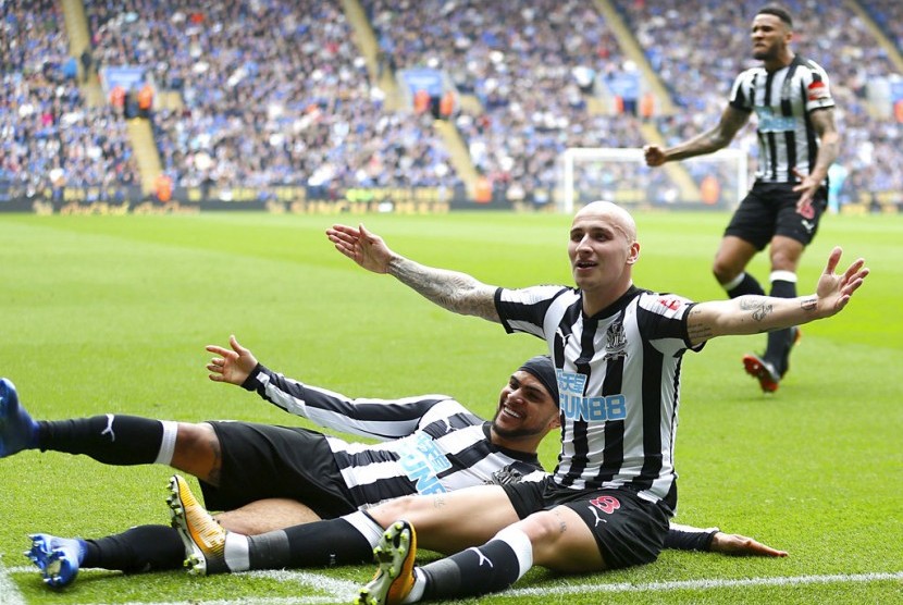 Gelandang Newcastle United, Jonjo Shelvey (kanan) merayakan gol.