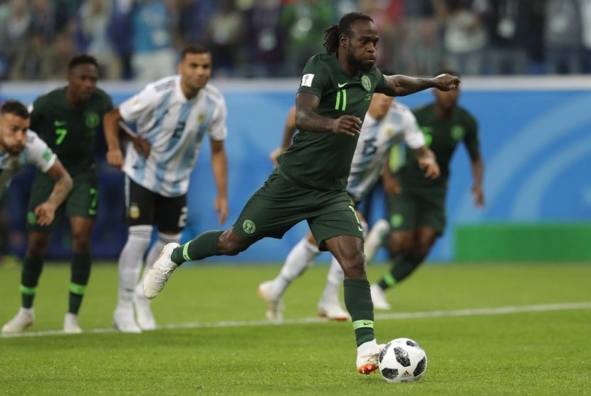 Gelandang Nigeria, Victor Moses, saat mengeksekusi penalti melawan Argentina.