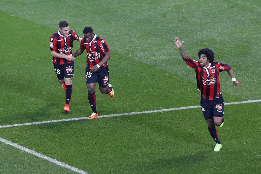 Gelandang OGC Nice, Wylan Cyprien (tengah) merayakan gol ke gawang Saint-Etienne bersama rekannya pada laga Ligue 1 di stadion Allianz Riviera, Kamis (9/2) dini hari WIB. Nice menang tipis, 1-0.