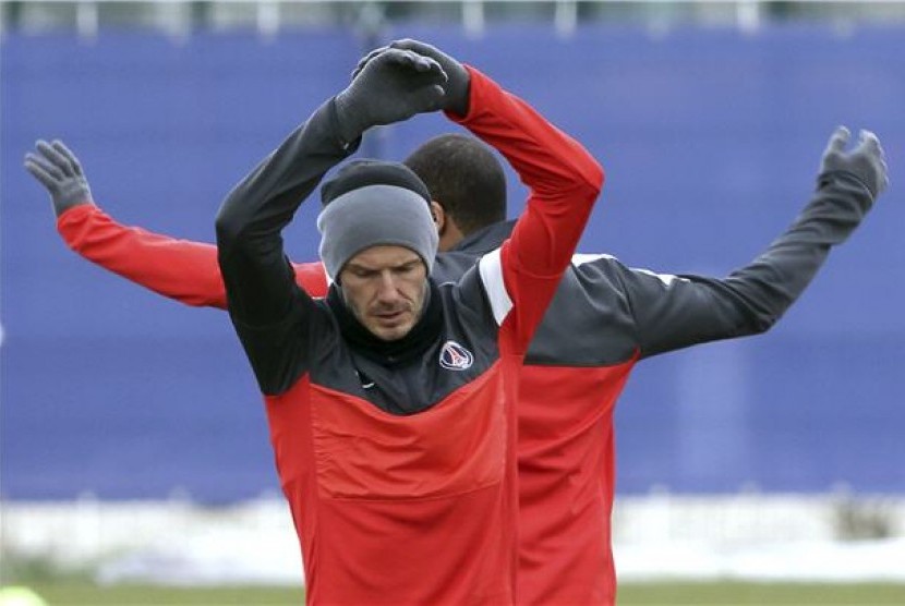 Gelandang Paris Saint-Germain, David Beckham, melakukan latihan bersama rekan setim di Des Loges, Paris, Selasa (5/3). 