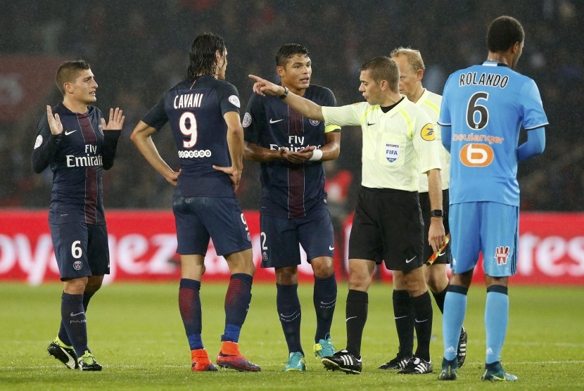Gelandang Paris Saint-Germain, Marco Verratti (kiri) pada laga Ligue 1 lawan Marseille di Parc des Princes, Ahad (23/10). Pascalaga itu, Verratti dikabarkan berselisih dengan pelatih, Unai Emery.