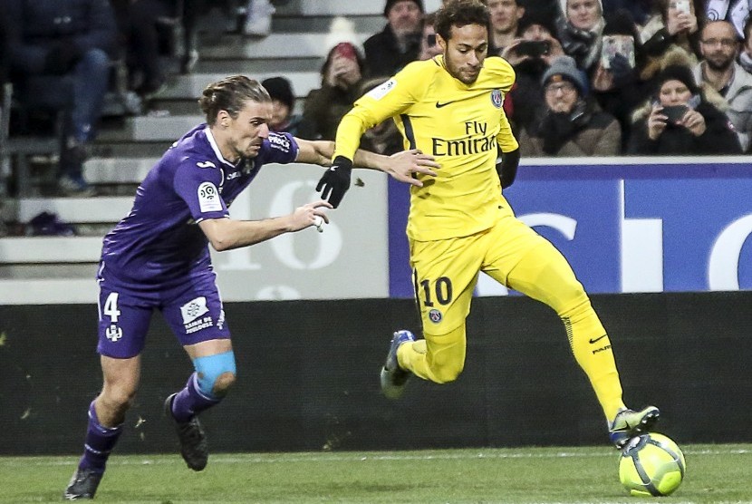 Gelandang Paris Saint-Germain, Neymar Jr (kanan) dalam aksinya melawan Toulouse di Stadion Municipal, Sabtu (10/2) malam WIB. PSG menang 1-0.