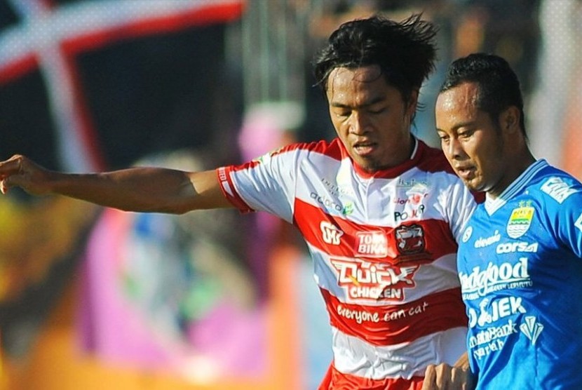 Gelandang Persib, Atep (kanan) pada laga Liga 1 lawan Madura United, Jumat (4/5).