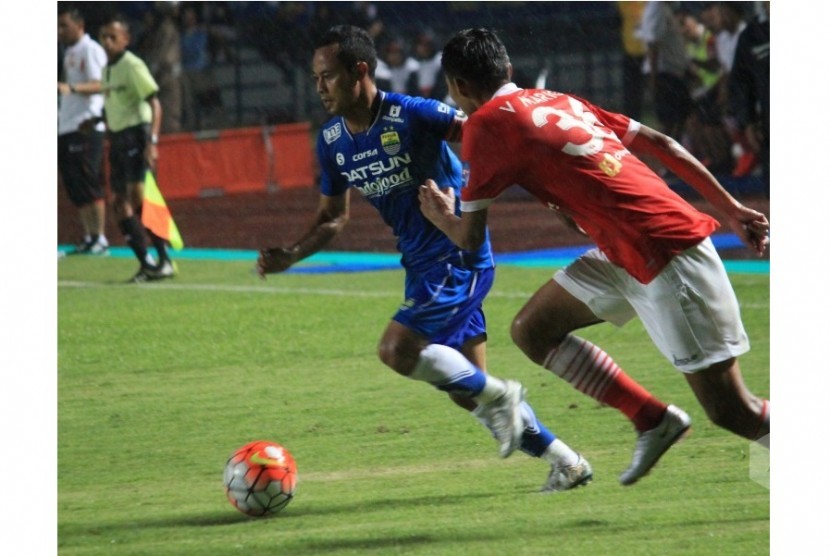 Gelandang Persib Atep (kiri) berusaha melewati pemain Persija.