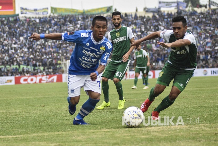 Gelandang Persib Bandung Beckham Putra Nugraha (kiri) berebut bola.