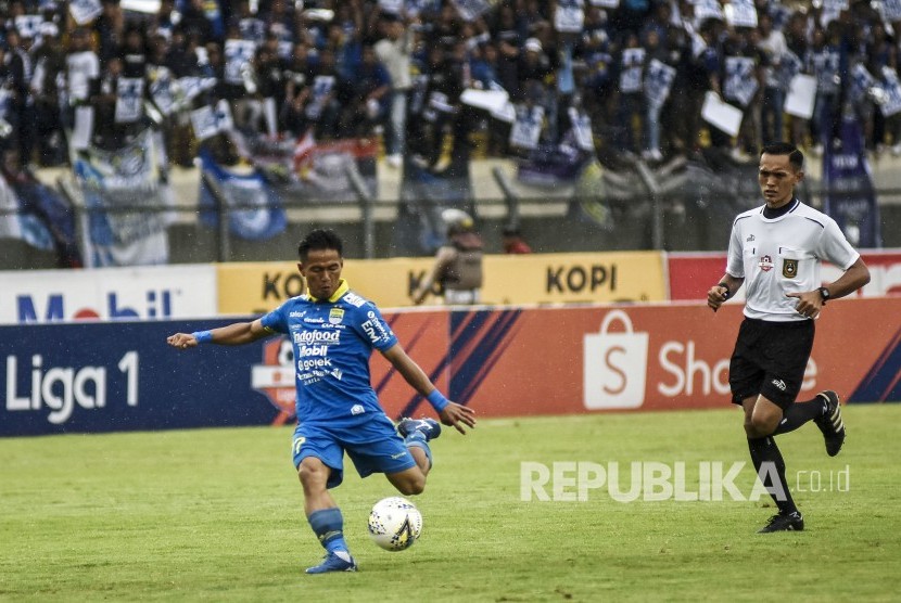 Gelandang Persib Bandung Ghozali Muharam Siregar melepaskan tendangan pada pertandingan lanjutan Liga 1 2019 di Stadion Si Jalak Harupat, Kabupaten Bandung, Ahad (22/12).
