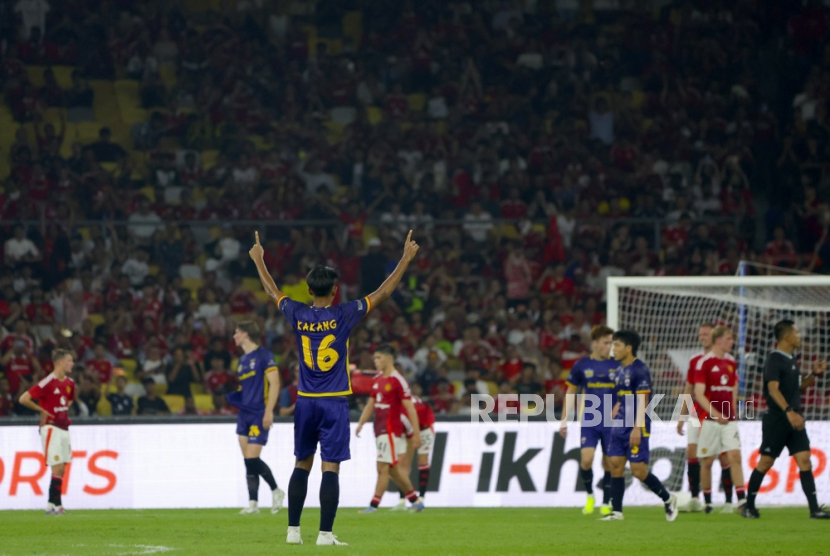 Gelandang Persib Bandung Kakang Rudianto mengangkat tangan merayakan keberhasilan ASEAN All Stars mengalahkan Manchester United 1-0 dalam laga ekshibisi di Stadion Bukit Jalil, Kuala Lumpur, Rabu (28/5/2025) malam.