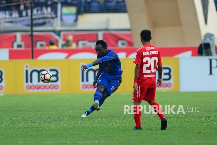 Gelandang Persib Bandung Michael Essien ada pertandingan Gojek Traveloka Liga 1 di Stadion Si Jalak Harupat, Kab Bandung, Sabtu (9/9). 