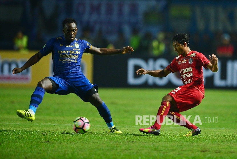 Gelandang Persib Bandung Michael Essien dibayangi Gelandang Arema FC, Nasir dalam pertandingan Gojek Traveloka Liga 1 di Stadion Gelora Bandung Lautan Api, Bandung, Sabtu (15/4). Pertandingan tersebut berakhir imbang tanpa gol.