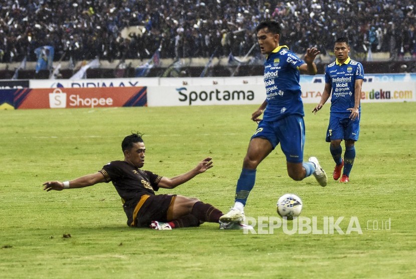 Gelandang Persib Bandung Zalnando (tengah) dijegal pemain PSM Makassar pada pertandingan lanjutan Liga 1 2019 di Stadion Si Jalak Harupat, Kabupaten Bandung, Ahad (22/12).
