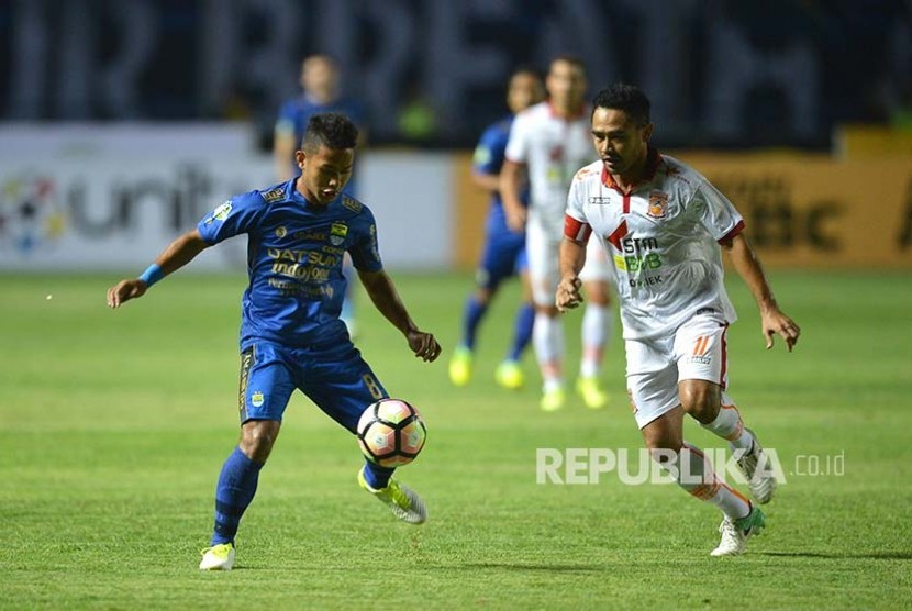 Gelandang Persib Gian Zola menahan bola dalam laga Liga GojekTraveloka di Stadion GBLA, Bandung, Sabtu (20/5).