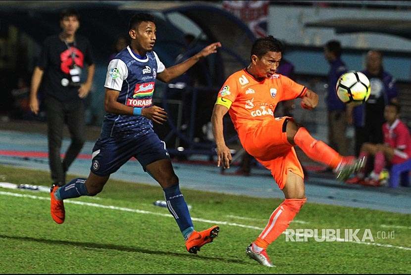 Gelandang Persija Jakarta Ismed Sofyan (kanan) berusaha menghalau bola dari pesepak bola Arema FC Rivaldi Bawuo (kiri) dalam pertandingan Liga I di Stadion Kanjuruhan, Malang, Jawa Timur, Minggu (5/8). 