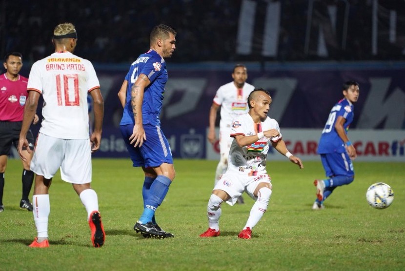 Gelandang Persija Riko Simanjuntak (kanan) berusaha menguasai bola saat menghadapi PSIS.