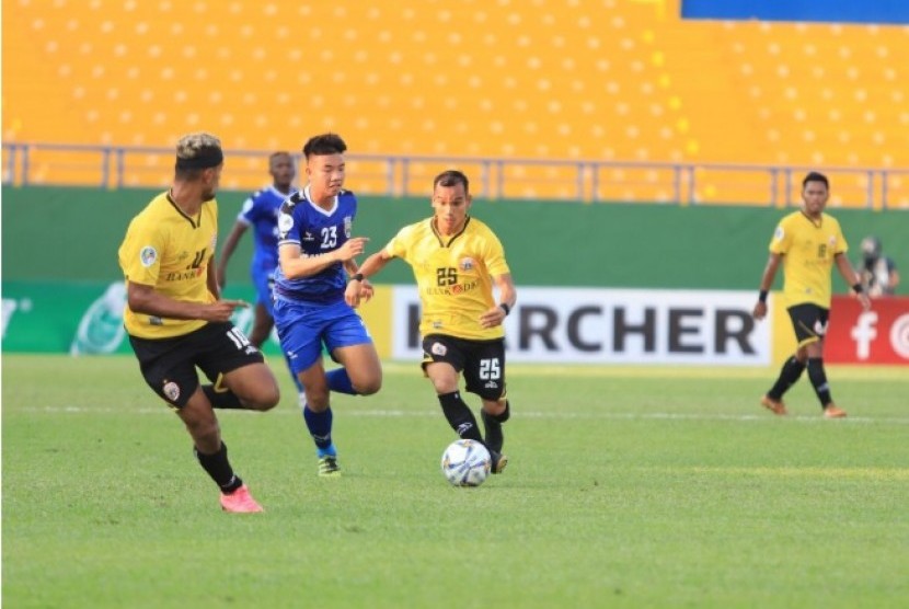 Gelandang Persija Riko Simanjuntak membawa bola saat menghadapi Becamex Binh Duong pada laga Grup G Piala AFC 2019, Rabu (1/5).