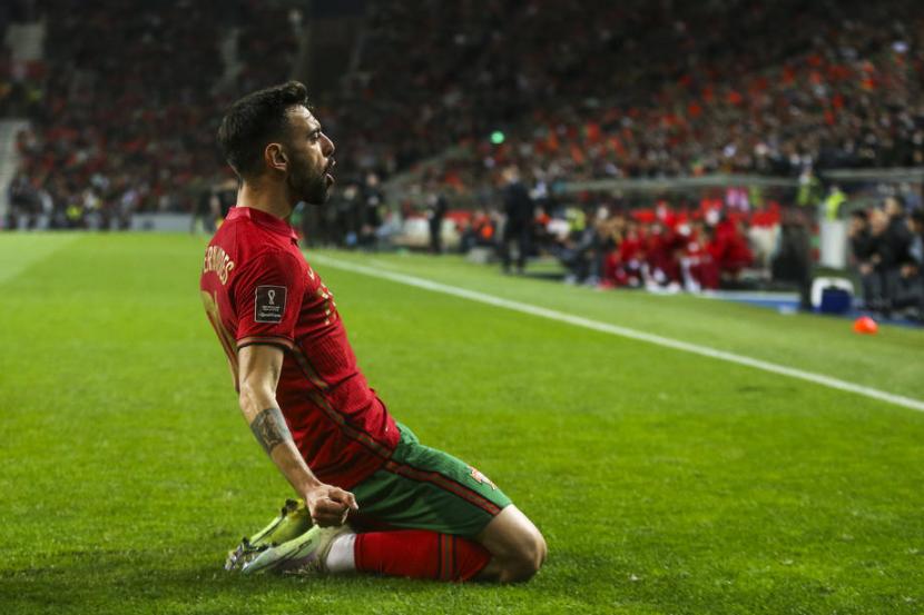 Gelandang Portugal Bruno Fernandes merayakan golnya ke gawang Makedonia Utara pada final playoff Jalur C Piala Dunia 2022 Zona Eropa. Portugal menang 2-0 sehingga lolos ke Piala Dunia 2022.