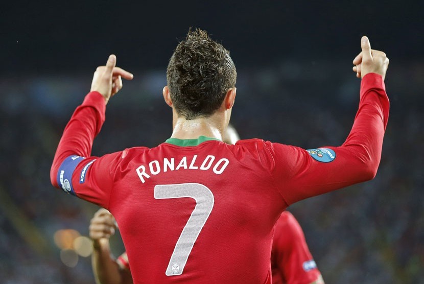 Gelandang Portugal Cristiano Ronaldo membuktikan kualitas permainannya dengan mencetak dua gol, sekaligus memaksa Belanda angkat koper dalam pertandingan di Grup B di Metalist Stadium, Ahad (17/6).   (Matthias Schrader/AP)
