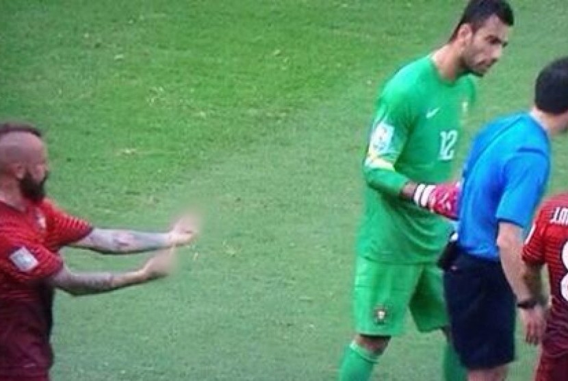 Gelandang Portugal Raul Meireles terlihat mengacungkan jari tengah kepada wasit di Piala Dunia.