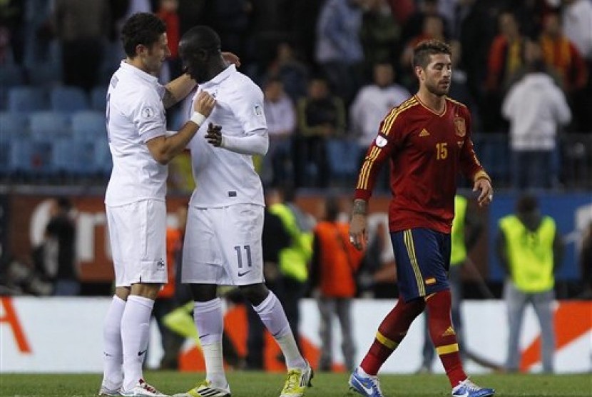 Gelandang Prancis, Moussa Sissoko (nomor 11), bersama Olivier Giroud usai partai melawan Spanyol di kualifikasi Piala Dunia pertengahan Oktober 2012.