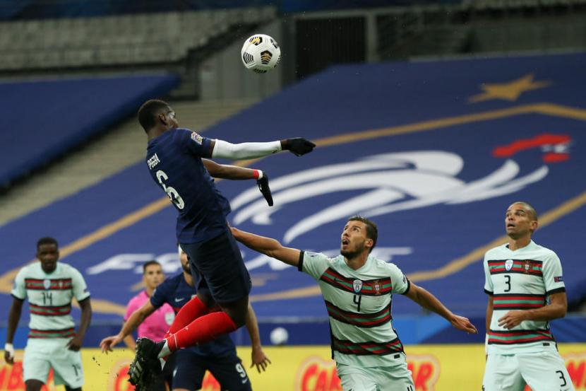Gelandang Prancis Paul Pogba melompat menyambut bola atas untuk melepaskan sundulan dalam pertandingan melawan Portugal di UEFA Nations League, Senin (12/10) dini hari WIB 